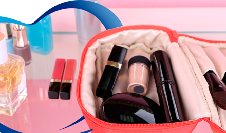 Limpia tu bolsa de maquillaje y organiza tus cosméticos.