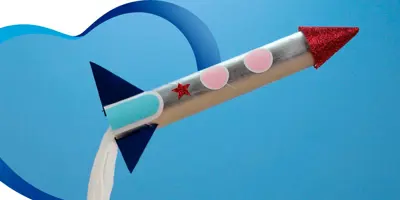 Aprende el paso a paso de este fácil cohete espacial con el tubo de tus toallas de cocina Regio® 🪐💫.