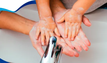 Por qué es importante enseñar a tus hijos a lavarse las manos