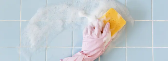 ¿Cómo limpiar los azulejos del baño y dejarlos como nuevos?