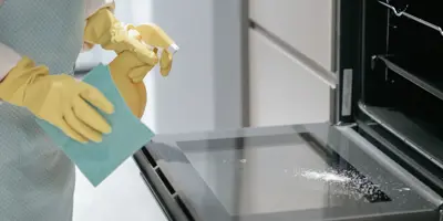 ¿Cómo limpiar el horno por dentro? Trucos caseros sin esfuerzo