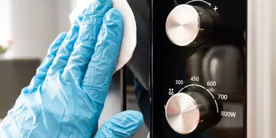 3 formas fáciles y efectivas de limpiar tu microondas